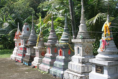 Small chedis at Wat Alongkorn, Samut Songkhram