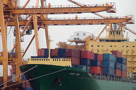 Gantry crane and container vessel.