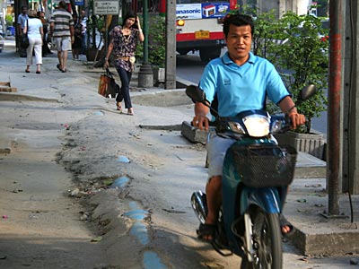 Walkway Sukhumvit road, Motorcycles