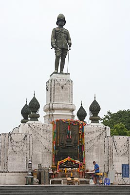 Lumphini Park - Statue of Rama 4