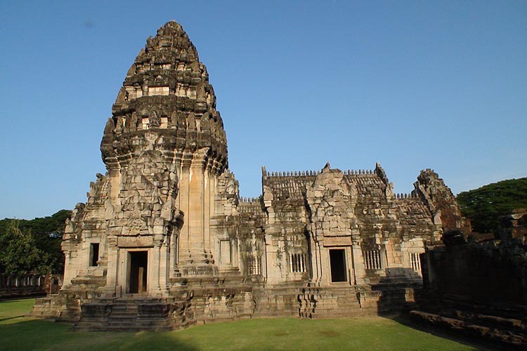 Main Sanctuary at Prasat Hin Phimai : Main Tower to the left, Mandapa to the right