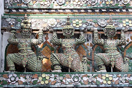 Giants supporting the central prang. Wat Arun.