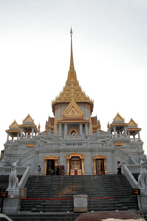The new temple housing the Golden Buddha at Wat Traimit.